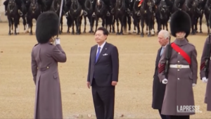 Londra, presidente Corea del Sud accolto con gli onori militari a Buckingham Palace