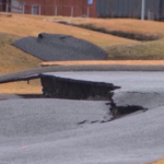 Islanda, le impressionanti crepe nella città di Grindavik