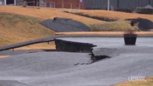 Islanda, le impressionanti crepe nella città di Grindavik