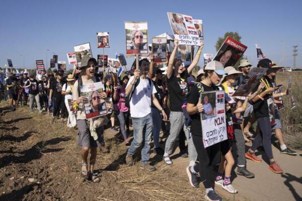 Parenti dei 240 ostaggi israeliani di Hamas in marcia verso Tel Aviv