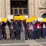 Femminicidi, flash mob Pd davanti a Montecitorio. Boldrini: “Con questa destra pagano i nostri ragazzi”