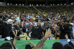 Calcio, violenti scontri prima di Brasile-Argentina al Maracanã