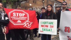 Roma, blitz dei movimenti abitare al convegno Legacoop