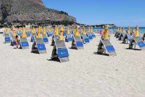 Sicilia, ultima giornata di zona arancione: la spiaggia di Mondello presa d'assalto dai bagnanti
