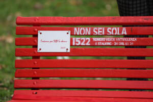 L'inaugurazione della panchina rossa simbolo di Un bacio contro la violenza nel Giardino davanti al Liceo Vittorini di Milano