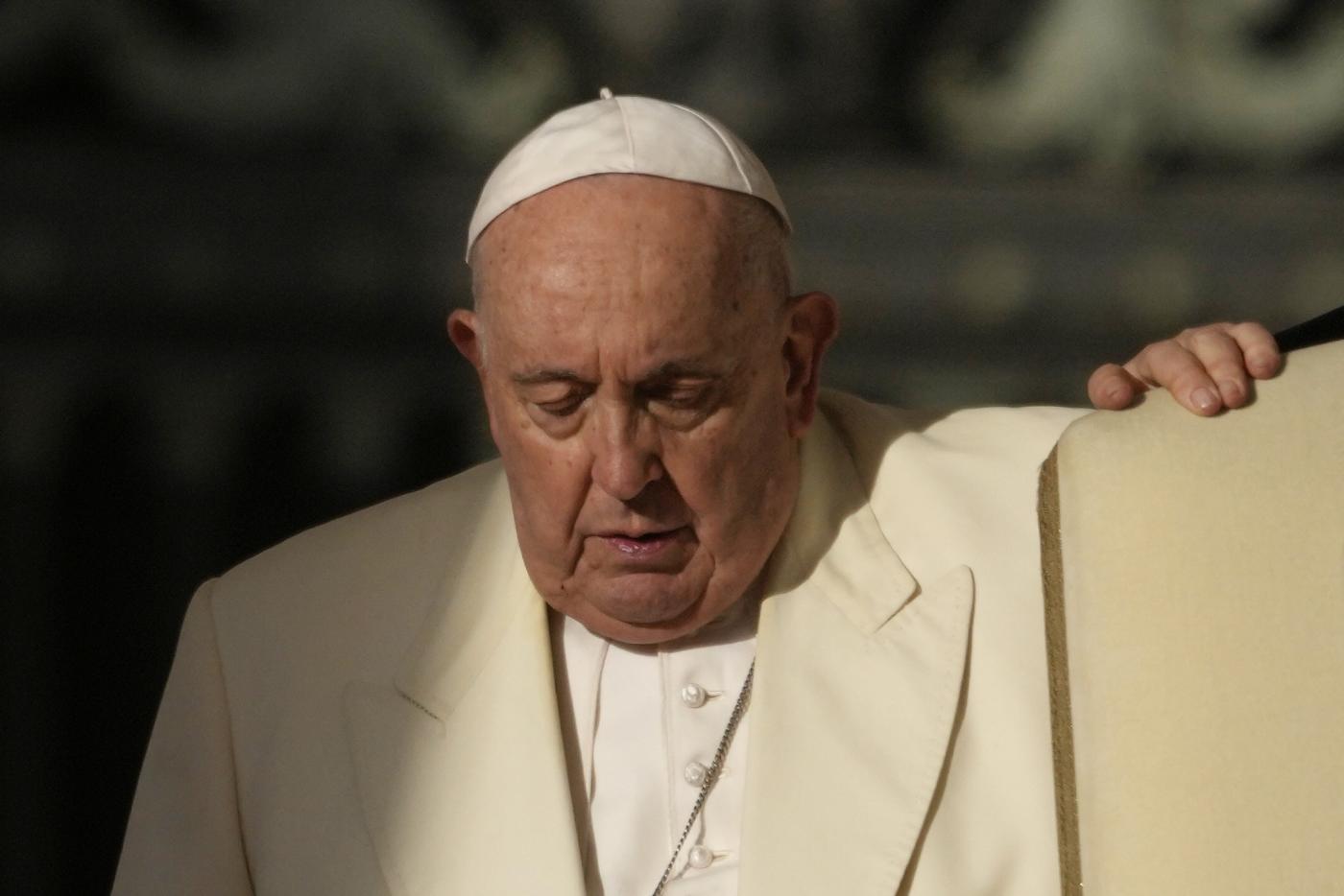 Papa: “Anche oggi non posso leggere, ma sto migliorando”