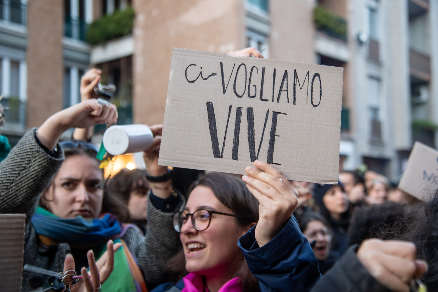 Violenza donne: gelosia, schiaffo, controllo delle password. I ‘segnali’ da tenere d’occhio