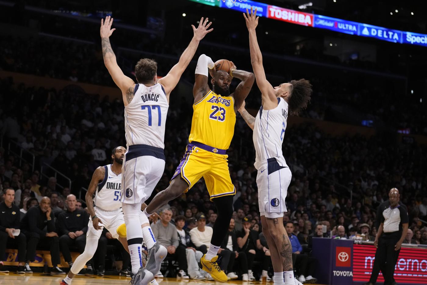 Nba, Boston batte Milwaukee ai Lakers non basta un super LeBron