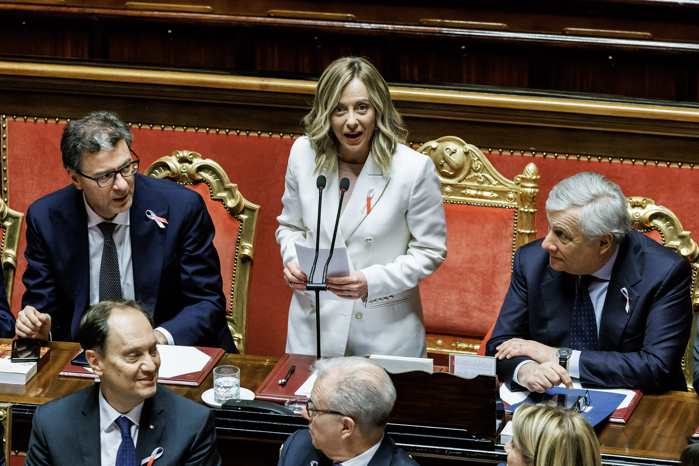 Benzina, Meloni a Renzi: “Parli con suo amico Bin Salman per abbassare prezzi”