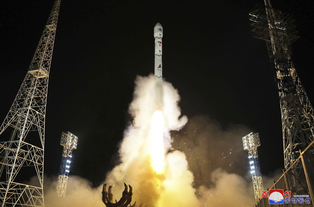 C'est le Début de la Fin - Page 3 Corea-lancio-satellite
