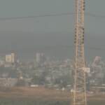 Gaza, ancora raid sulla Striscia in attesa della tregua: colonne di fumo dopo le esplosioni