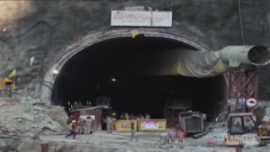 India, ripresi i lavori per soccorrere i 41 operai intrappolati in tunnel