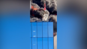 Reading, salvato uomo bloccato da fiamme in cima a edificio
