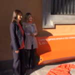 Violenza sulle donne, una panchina rossa davanti alla sede Unipolsai di Firenze