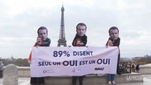 Francia, femministe sotto la Tour Eiffel contestano Macron