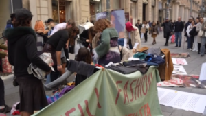 Barcellona, attivisti clima regalano vestiti contro il fast fashion nel Black Friday
