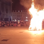Violenza donne, falò al corteo di Torino: “Per Giulia, per tutte”