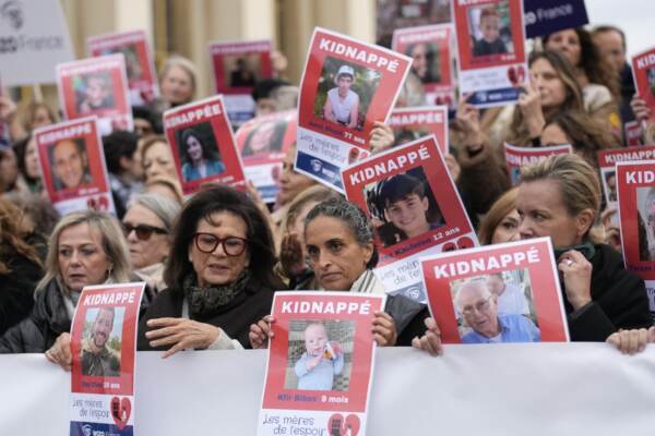 Manifestazione a Parigi per chiedere liberazione ostaggi Hamas