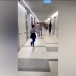 Israele, il bambino liberato da Hamas si getta tra le braccia del padre