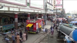 Pakistan, incendio in centro commerciale: almeno 10 morti