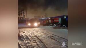 Russia, esplosione in fabbrica carri armati: fiamme devastano l’area