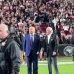 Usa, qualche applauso e molti fischi per Trump a partita di football universitario