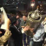 Israele, la folla a Tel Aviv festeggia gli ostaggi liberati