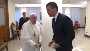 Vaticano, il Papa riappare in pubblico e incontra il presidente paraguayano