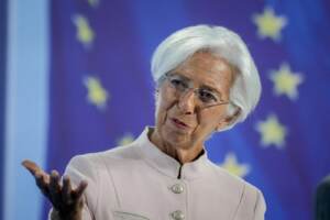 Inflazione, Lagarde: “Potrebbe aumentare leggermente nei prossimi mesi”