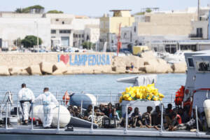 Migranti, maxi sbarco a Lampedusa: 573 persone nell’hotspot