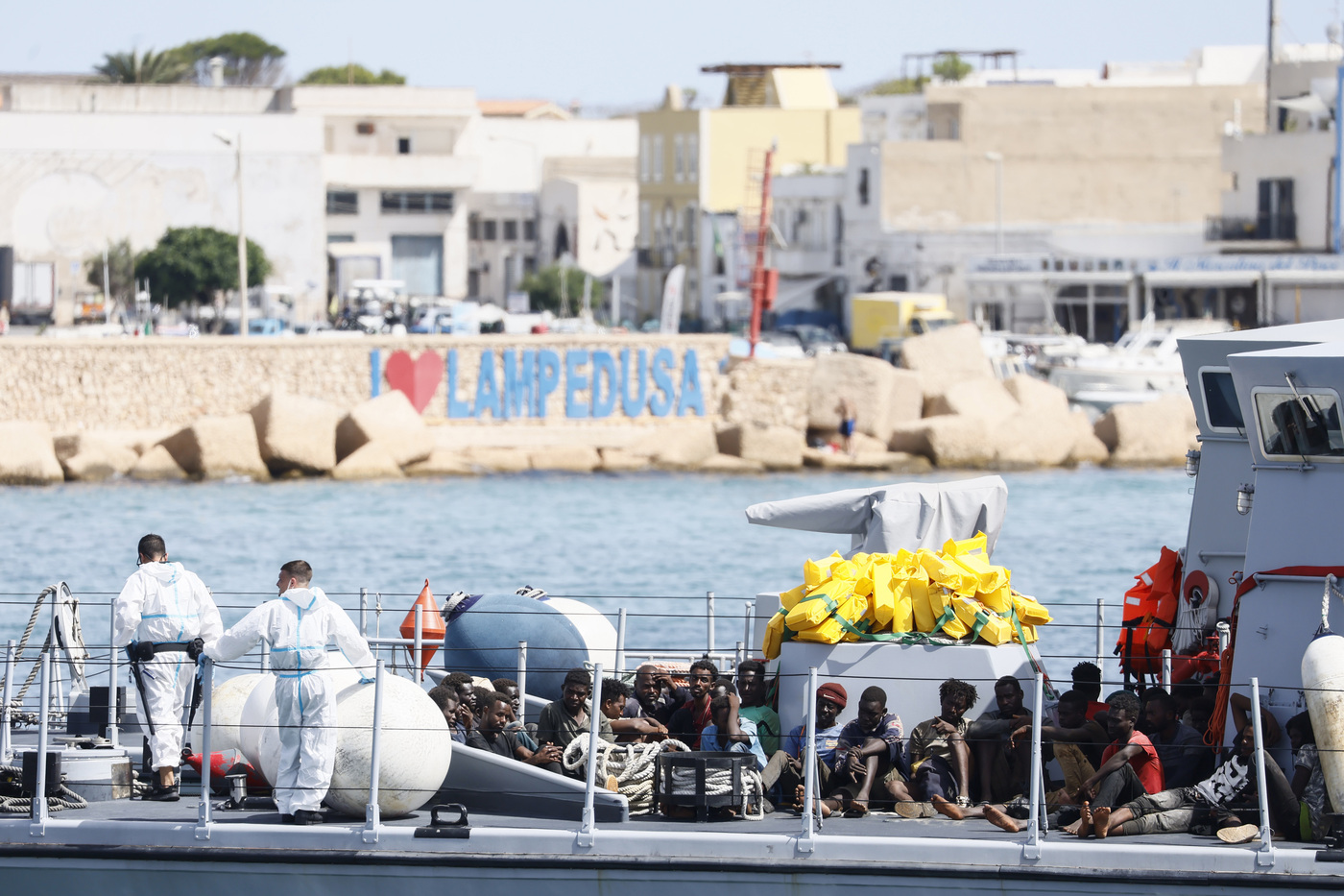 Migranti, riprendono sbarchi a Lampedusa: oltre 400 in hotspot Migranti, riprendono sbarchi a Lampedusa: oltre 400 in hotspot
