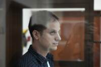 Il giornalista del Wall Street Journal Evan Gershkovich in tribunale a Mosca