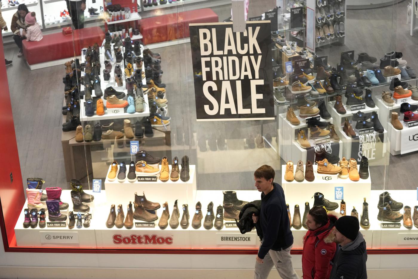 Black Friday, cresce spesa online: l’uso del contante diminuisce del 14%