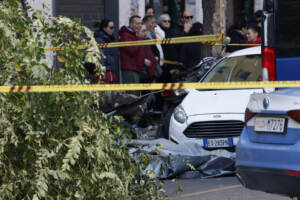 Una donna muore sotto un albero sradicato dal vento in via di Donna Olimpia