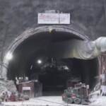 India, soccorritori a pochi metri da operai bloccati in tunnel