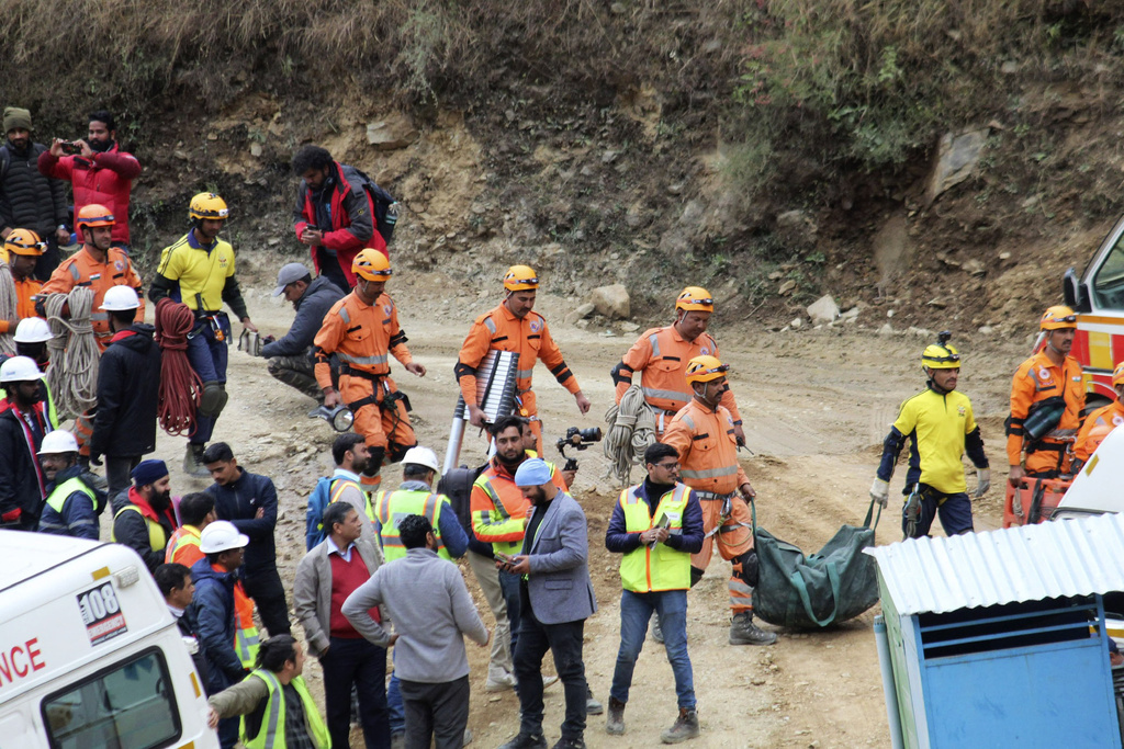 India, tutti salvi i 41 operai intrappolati nel tunnel