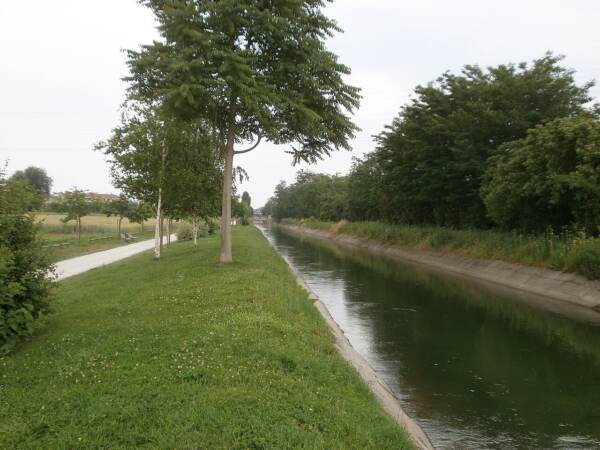 Un canale in un'immagine d'archivio. A Modena il cadavere di un giovane non ancora identificato è stato rinvenuto in un canale