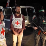 Gaza, le brigate Al Qassam consegnano gli ostaggi alla Croce Rossa