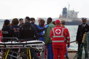 Migranti: l'arrivo della Alan Kurdi nel porto di Taranto