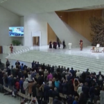 Vaticano, Papa torna in pubblico dopo i problemi di salute