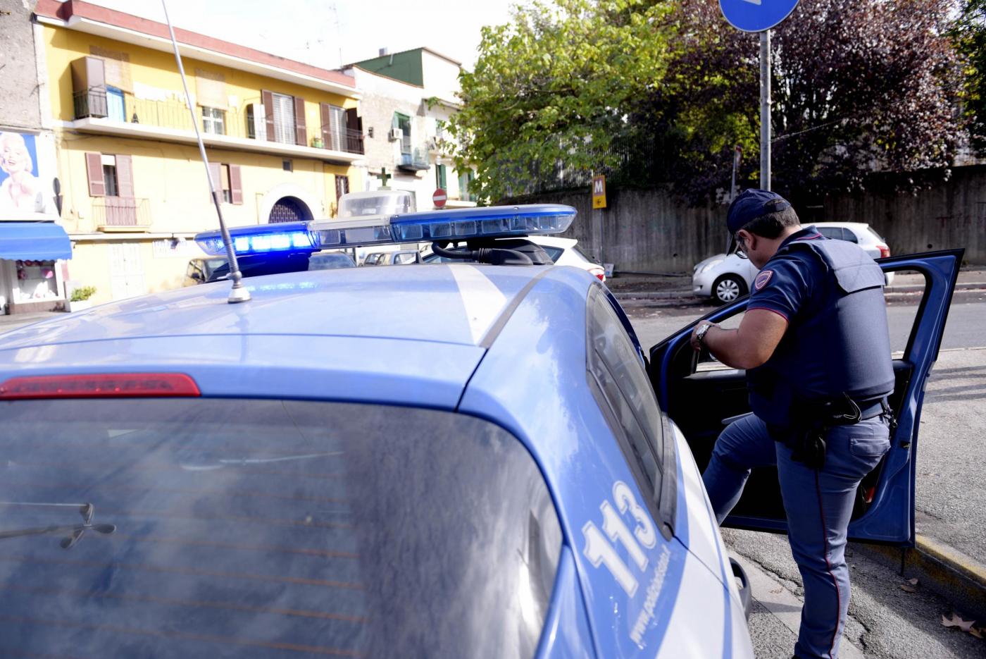 Poliziotti aggrediti a martellate a Ivrea. Agente spara all’aggressore