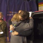 Israele, ostaggio russo rilasciato da Hamas incontra i familiari