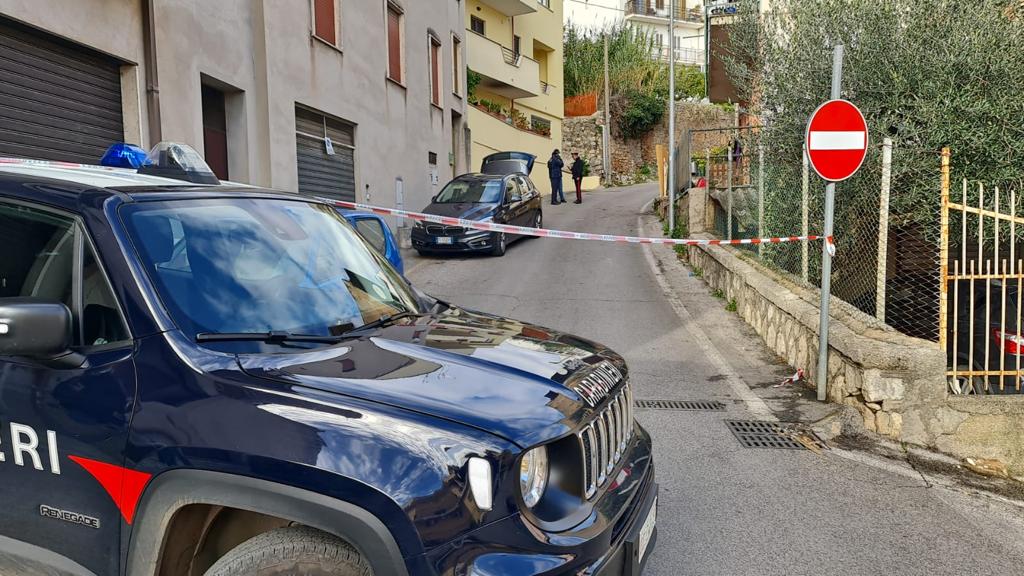 Latina, uomo ucciso a coltellate in casa: ferita la compagna