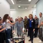 Israele, sopravvisuta a Shoah liberata lascia ospedale tra applausi