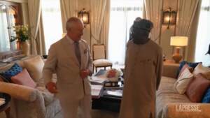 Re Carlo III incontra il presidente della Nigeria a Dubai