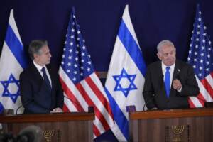 Il Segretario di Stato americano Antony Blinken con il Primo Ministro israeliano Benjamin Netanyahu a Tel Aviv
