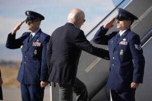 Joe Biden in partenza all'aeroporto di Denver