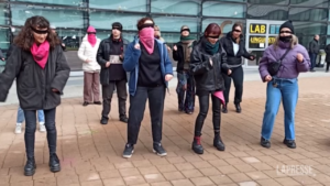 Violenza contro le donne, a Torino il flashmob ‘Un violador en tu camino’