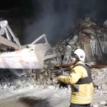 Ucraina, soccorsi estraggono civili dalle macerie dopo un attacco russo