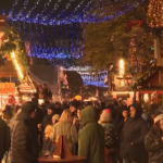 La via Kurfuerstendamm di Berlino accende le luci di Natale